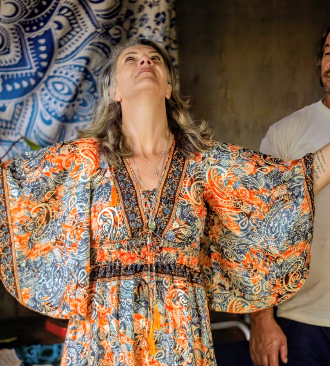 Ângela em vestido de paisley, em conexão espiritual